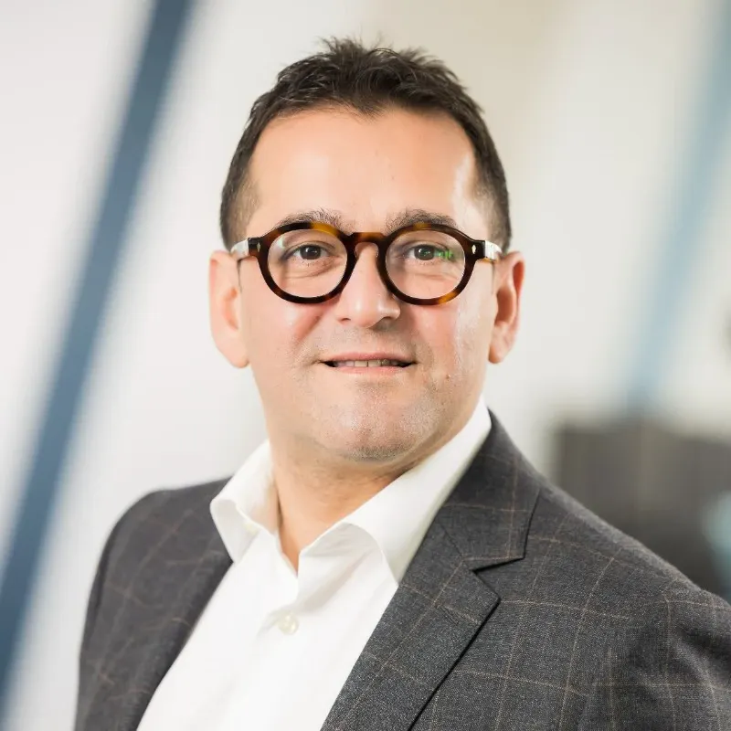 Adelane Mecellem, Prendre son destin en main